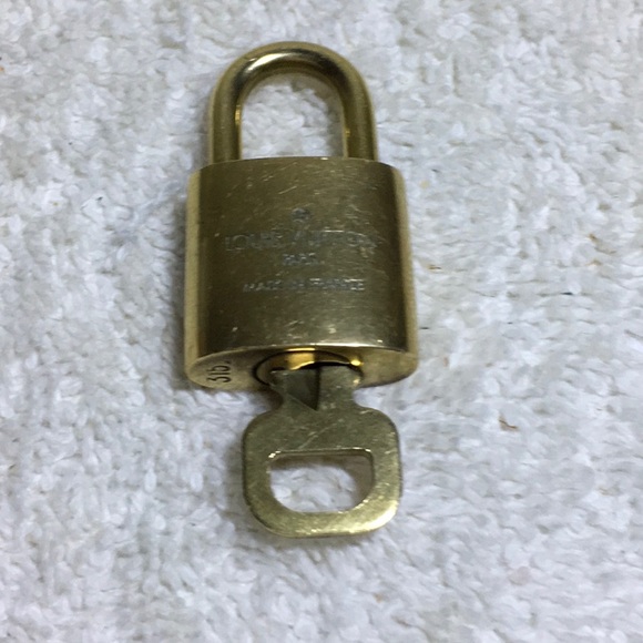 Louis Vuitton Brass '315' Padlock in Goldtone with Goldtone Key (||) - Picture 3 of 7